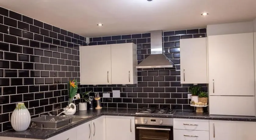 4 Bed complete Home in Edinburgh Near Airport - Image 1
