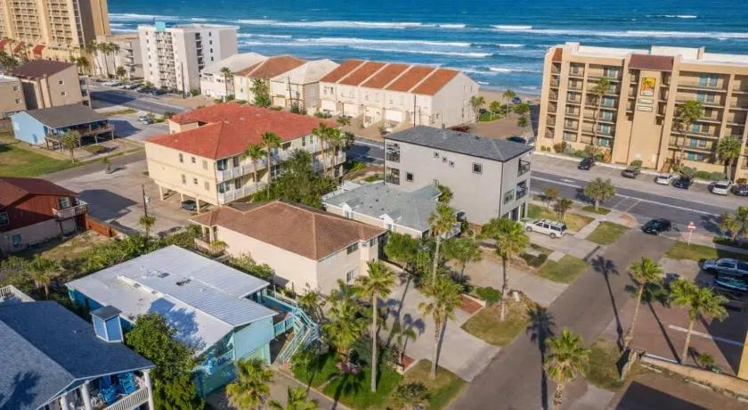Throwback Vibes Near Beach Great Deck - Image 1