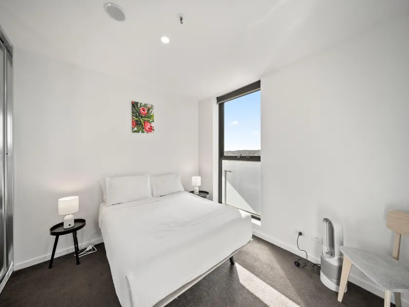 Light-Filled 1-Bed Apartment with Pool  Gym - Image 1