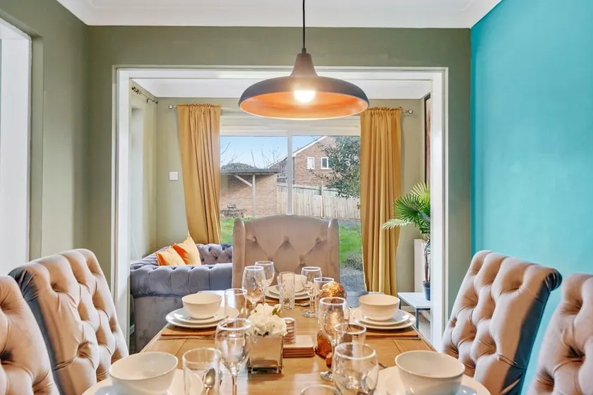 Luxurious 4 bed house Maidstone Home with parking - Image 1