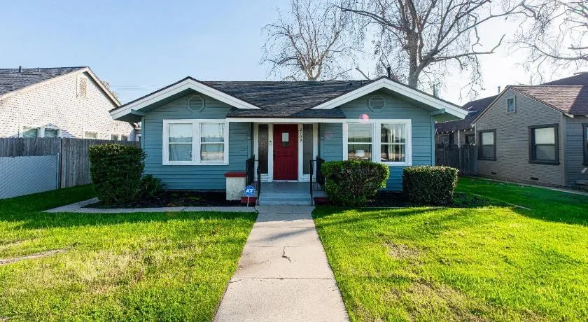 Luxury Stay Near Downtown Bakersfield - Image 1