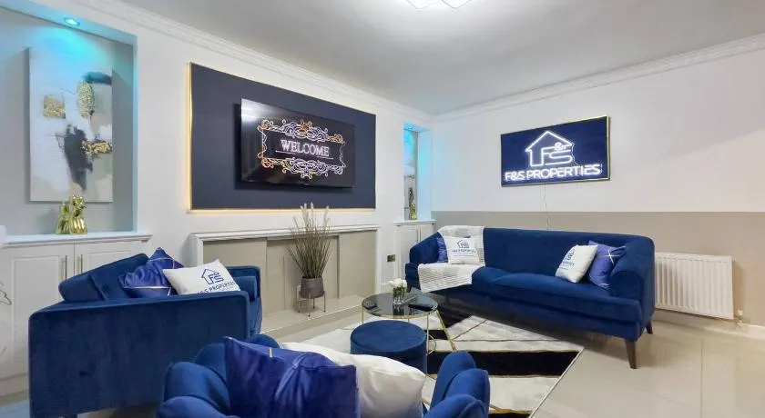 Dashing & Distinctive Dwelling Sleep 5 Crew 3BR - Image 1