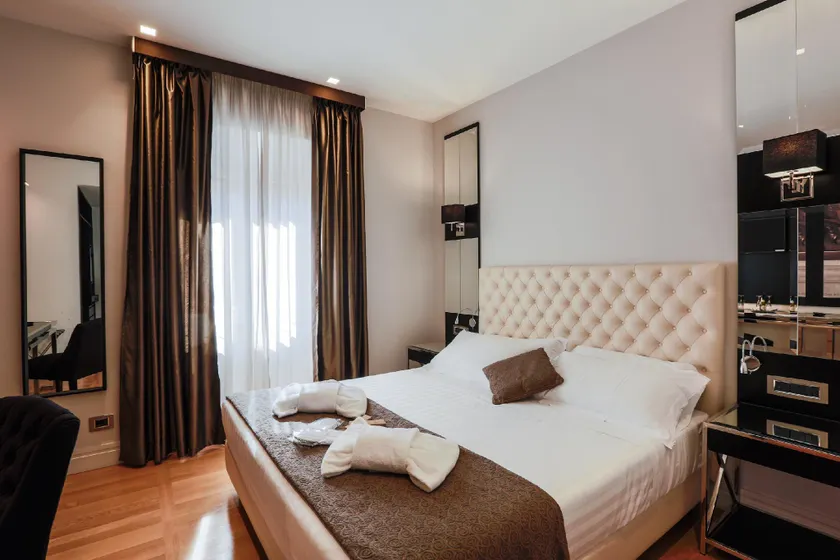 Floris Hotel - Image 1