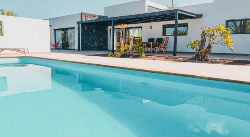 Villa Wind Wave 28A Heated & Shared Pool - Image 1