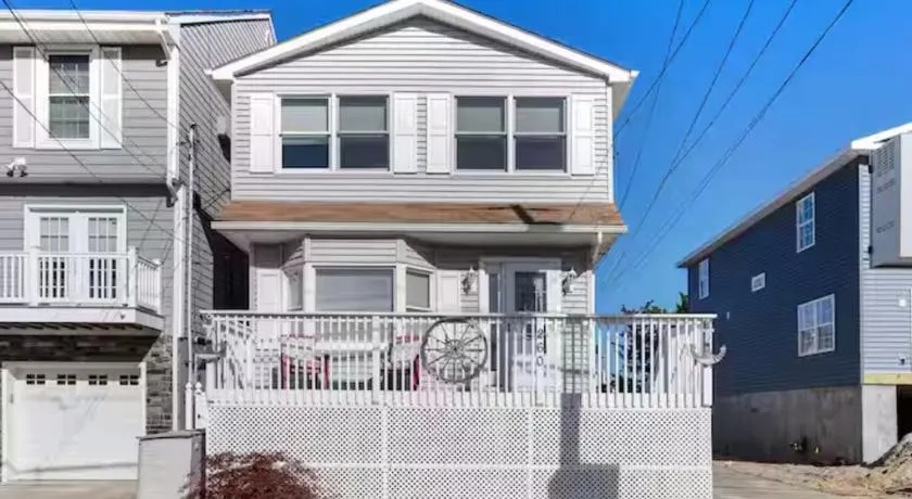 2 story beach house 3-Bedroom 2 baths Home 2 Blocks from the Ocean & Boardwalk Seaside heights - Image 1