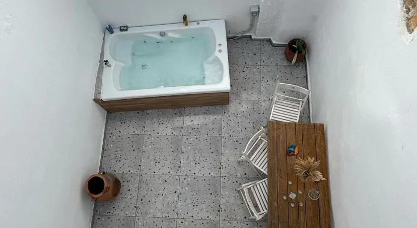 Philoxenia traditional house private jacuzzi - Image 1