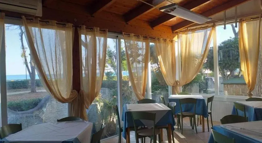 Spacious double room beside the sea - Image 1