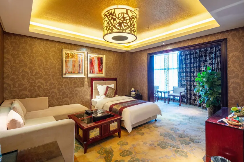 Huanuo Xinjinglun International Hotel - Image 1
