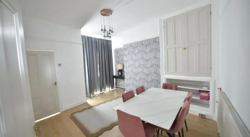 Charming & Cosy Home Stockport - Image 1