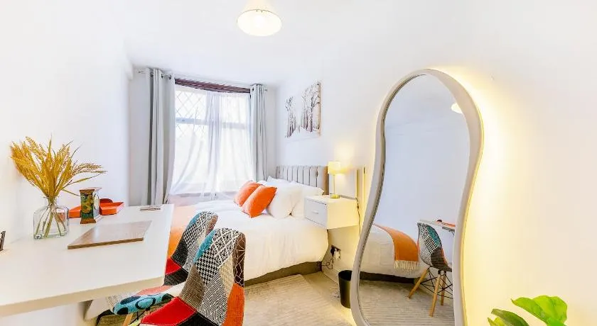 En-suite studio room with kitchenette and separate private TV room in London - Image 1