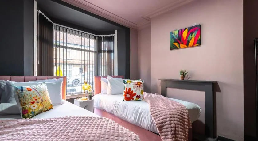 Amen 4 Bedroom Garden Street Parking 2 Bathroom - Perfect for Contractors, Groups - Image 1