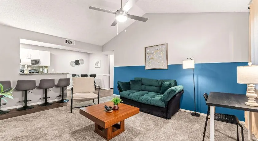 Solara Apartments Spacious 2BR Apartment Sleeps 6 Pet-Friendly - Image 1