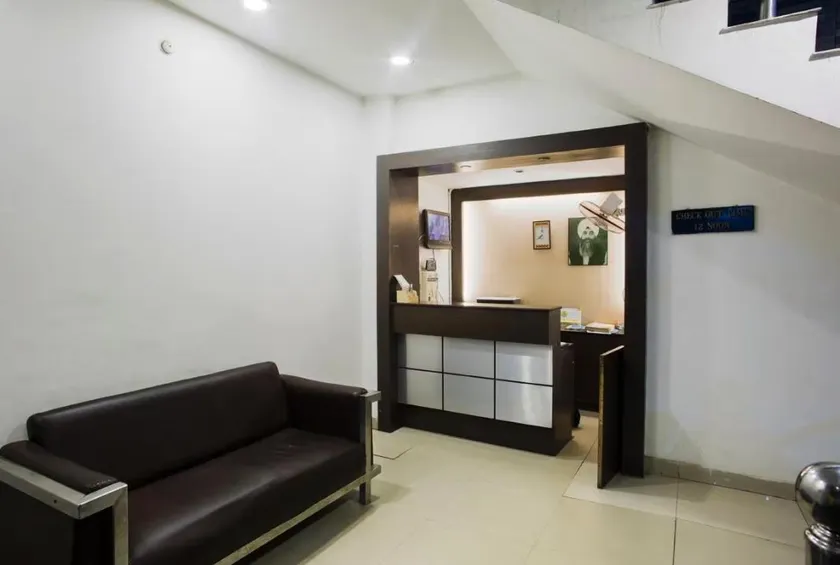 Hotel Crown Plaza - Image 1