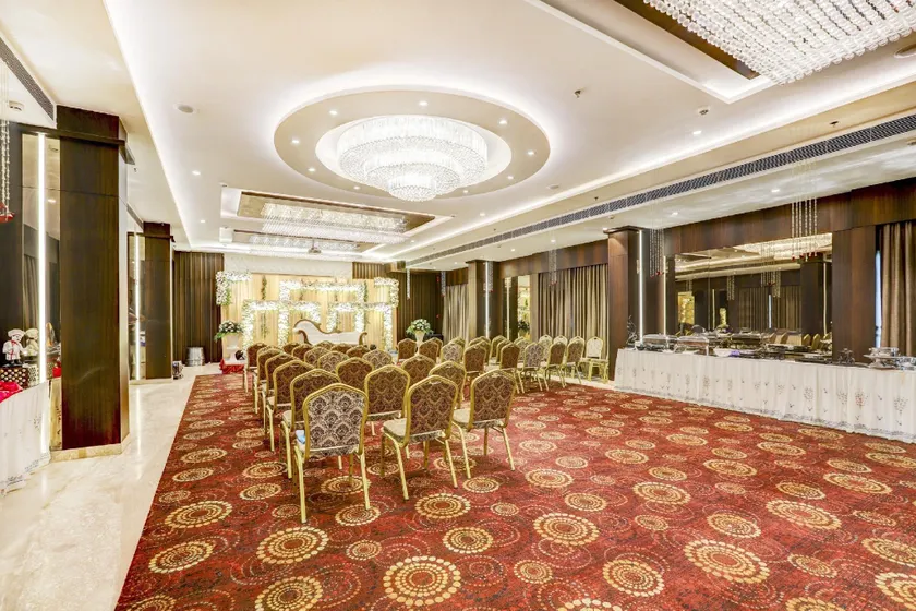 Townhouse OAK Kzar Corporate Hotel Near Sealdah Railway Station - Image 1