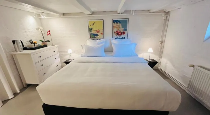 Room with private bathroom, 10-15 min to Copenhagen - Image 1