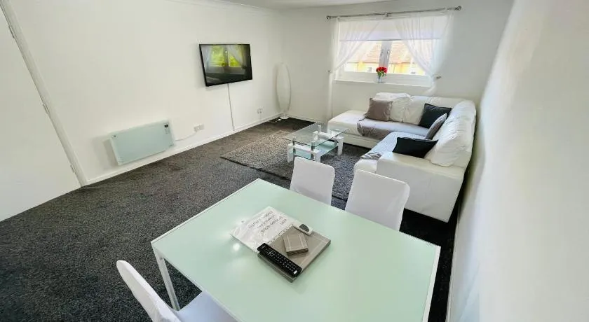 Modern 2 bedroom Apartment Near City Centre - Image 1