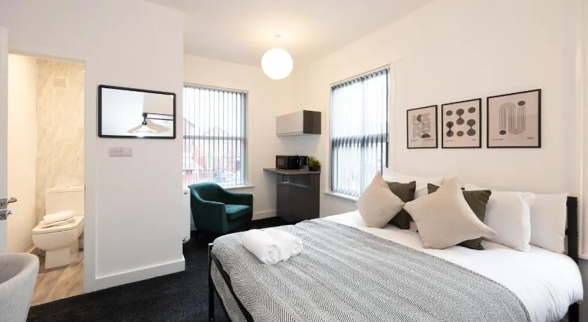 Private ensuite rooms with kitchen access by Irwell Stays - Image 1