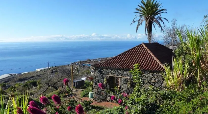 Casita en el campo con vista al oceano - Image 1