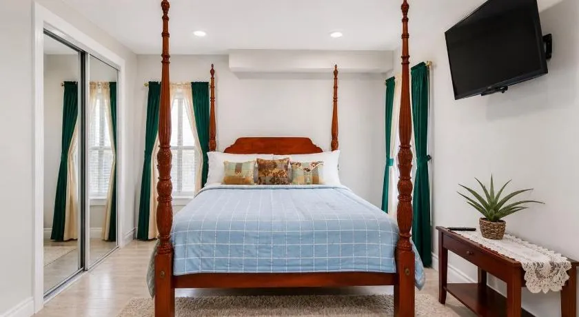 Luxurious room in Fall River Stay - Image 1
