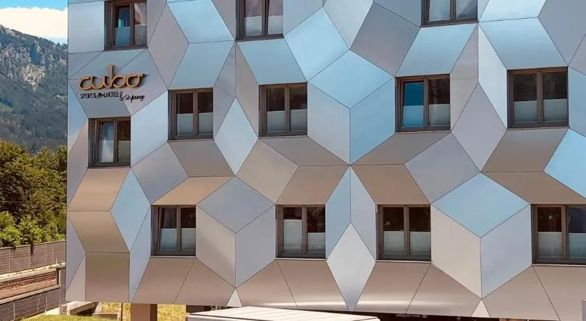 Cubo Sport & Art Hotel - Image 1