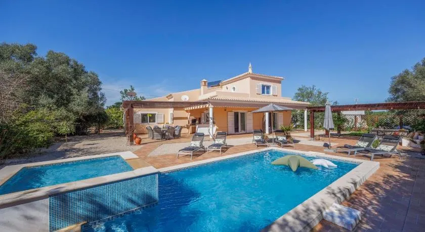 Stunning Countryside Villa w Private Garden & Pool - Image 1