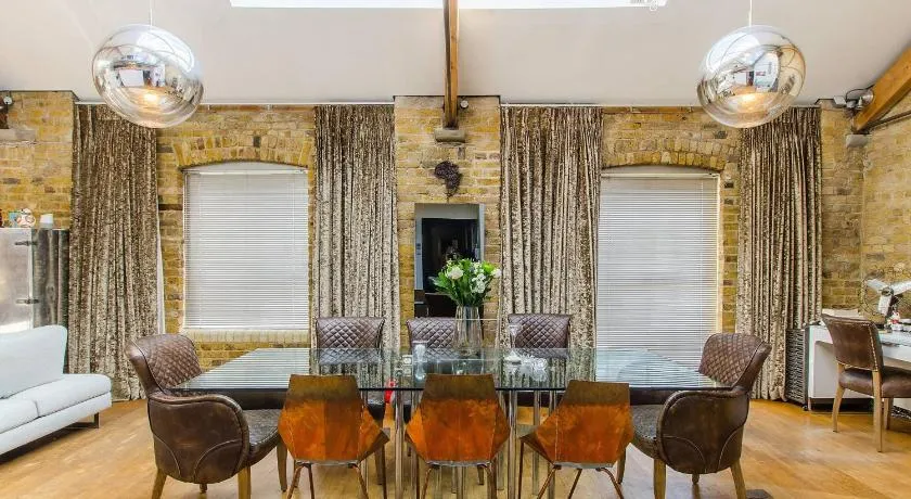 High-Ceiling Apartment in Iconic 1932 Art Deco Factory Conversion, London Bridge - Image 1