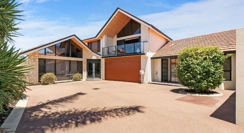 Swan River Apartment - Image 1