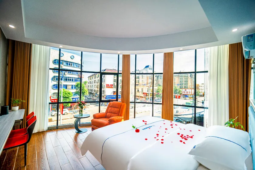 Heman Luxury Hotel - Image 1
