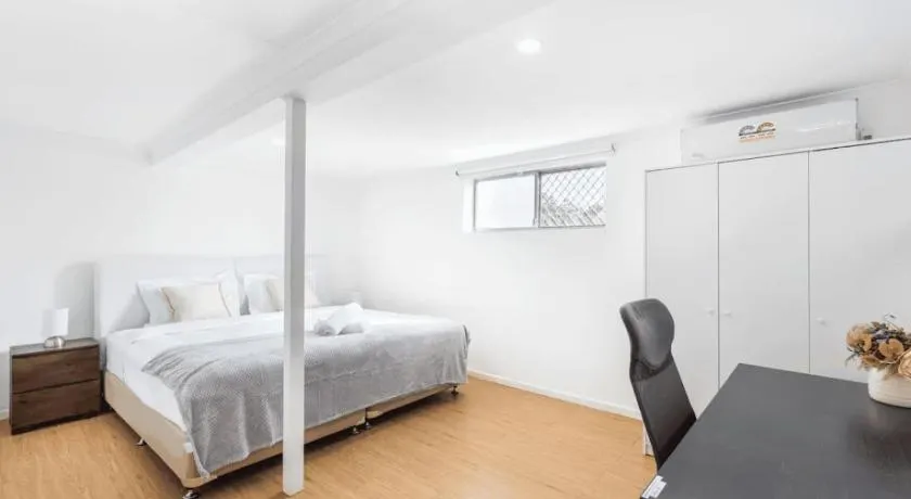 1 Bedroom Unit near Highway Transports n Shops - Image 1