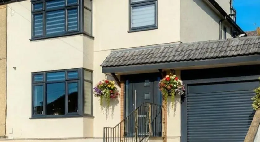 Lush Rooms Bedminster - Image 1