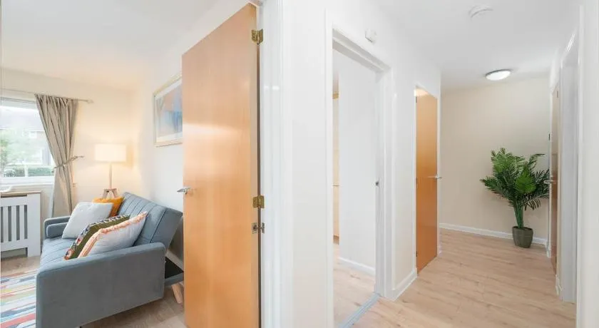 Aberdeen 2BR Flat Near Airport & City Centre - Image 1