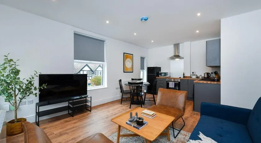 Charming 2Bed Flat - Spacious & Prime Location - Image 1