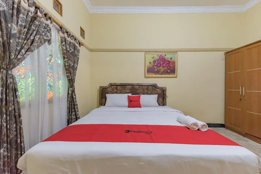RedDoorz Syariah at Bumi Eyang Enin Homestay Tasikmalaya - Image 1