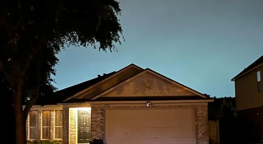 3BR, 2B - Near IAH - Family Ready, Spacious - Image 1