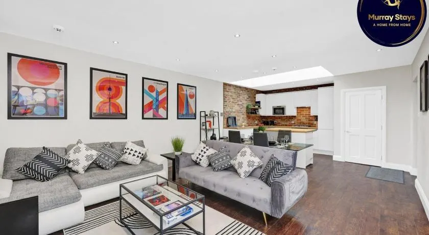 Large 3 Bedroom 2 Bath Townhouse Clost to The City of London - Image 1