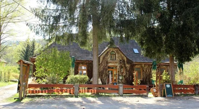 Vadszőlő Szálló és Étterem Bakonybél - Image 1