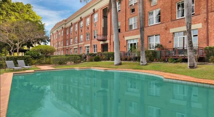 Spacious 1 Bedroom Apartment in Teneriffe Brisbane - Image 1