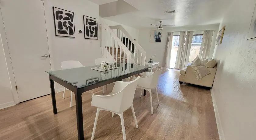 Comfortable Townhome 2BR 1-5BA - Near UF & Shopping Dining - Image 1