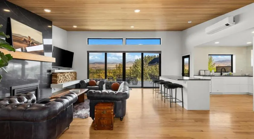 Stunning Views - High End 4BR Home with Hot Tub and Sauna - Image 1