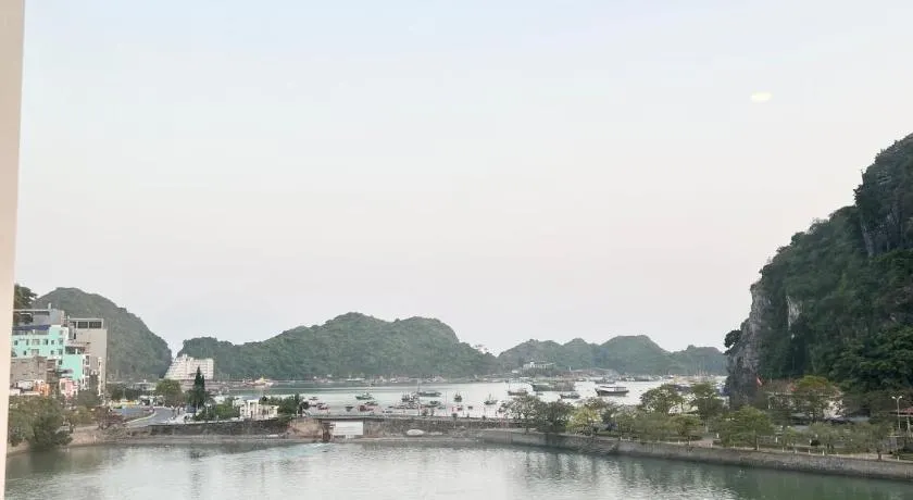 Vũ Dương Hotel Cát Bà - Image 1