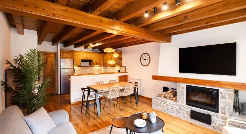 Espacioso Apartamento con Jardín en Salardú - Image 1