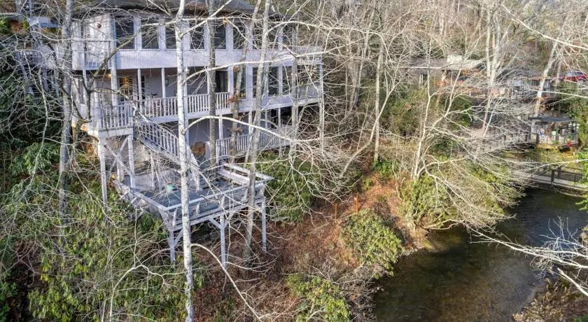 Creekside Lodge - Image 1