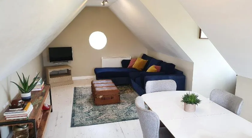 Beautiful 2 bedroom guest house with private pool in Lacock, Wiltshire - Image 1