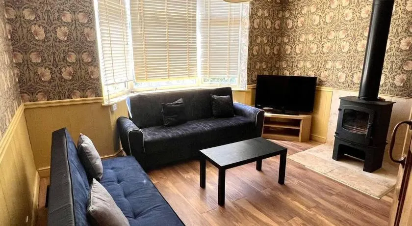 Inviting 4-Bed House near Heathrow w Fireplace - Image 1