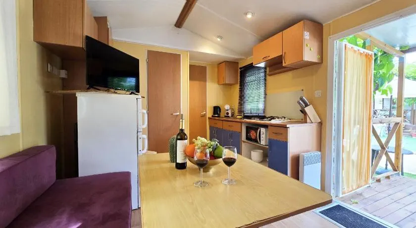 Camping Costa Dorada Bungalow Maia - Image 1