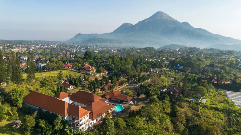 Royal Hotel and Villas Trawas - Image 1