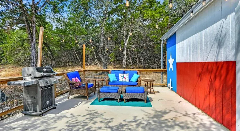 Rustic Star Farmhouse at Moonlight Getaway - Image 1