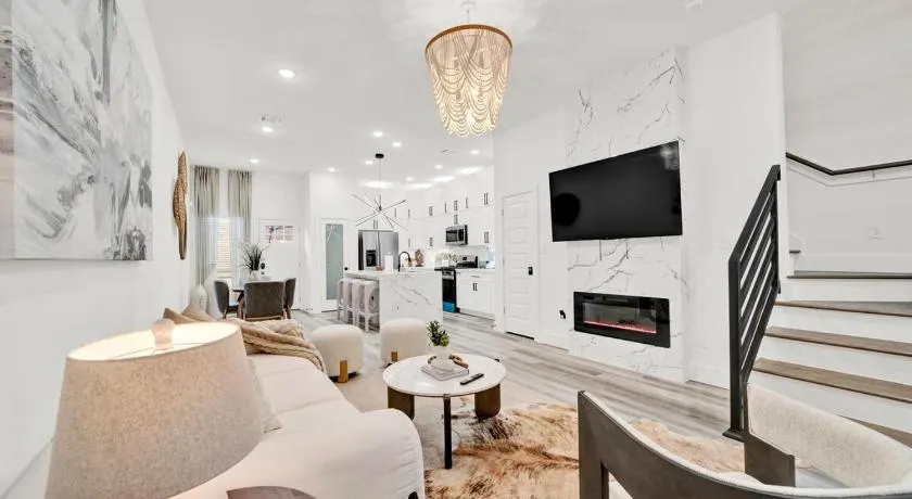 Modern Gated Townhome 5 Mins to NRG & Med Center - Image 1