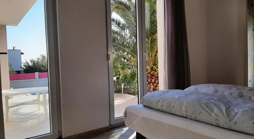 Helles Doppelzimmer mit Bad, Terrasse und Pool, seperater Eingang, Liznjan, Istrien - Image 1