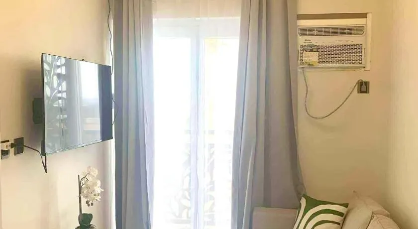 Cozy 1BR with Balcony, Sea View and Pool - Fast WiFi - Snug Sanctuary - Image 1